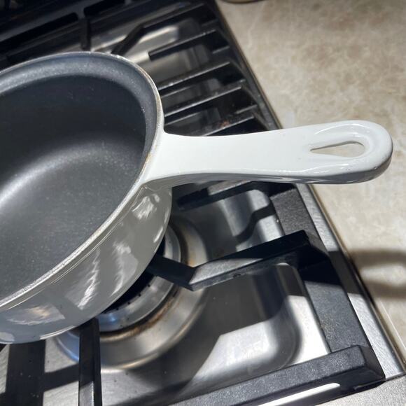 Le Creuset 2 Qt nonstick cast iron saucepan  vintage  white 22 - Picture 2 of 12